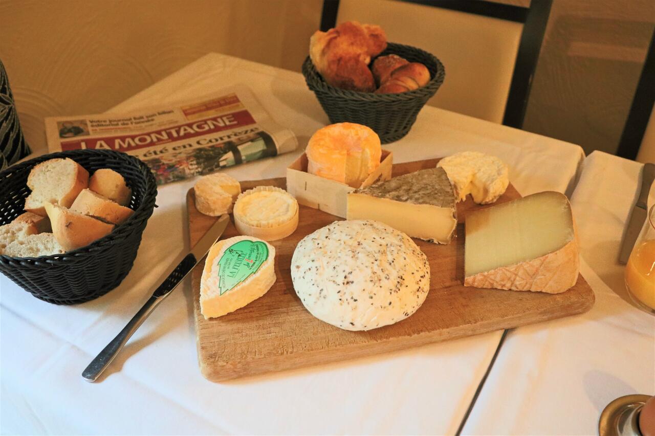 Logis Hotel Restaurant La Brasserie Treignac ภายนอก รูปภาพ