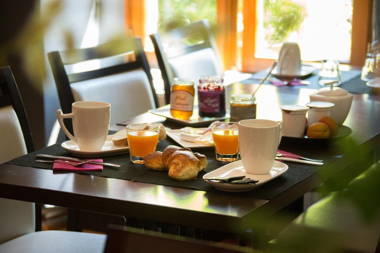 Logis Hotel Restaurant La Brasserie Treignac ภายนอก รูปภาพ